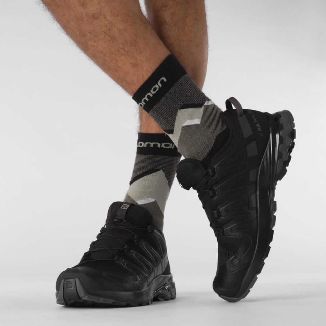 Czarne buty XA Salomon na nodze